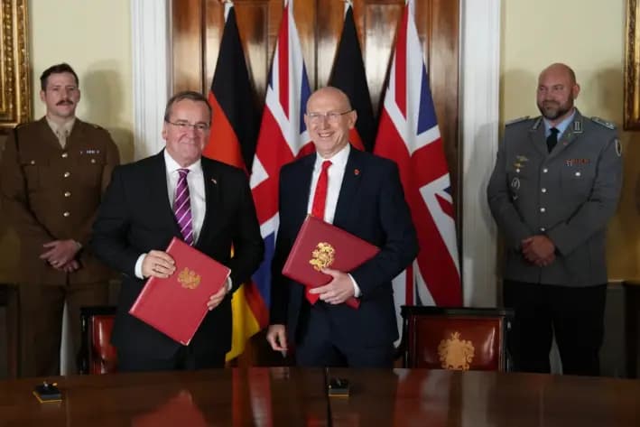 El secretario de Defensa británico, John Healey (centro, derecha) y su homólogo alemán, Boris Pistorius (centro, izquierda), en la firma de un nuevo Acuerdo de Defensa entre el Reino Unido y Alemania en Trinity House, Londres, el 23 de octubre de 2024. (Jordan Pettitt/PA)