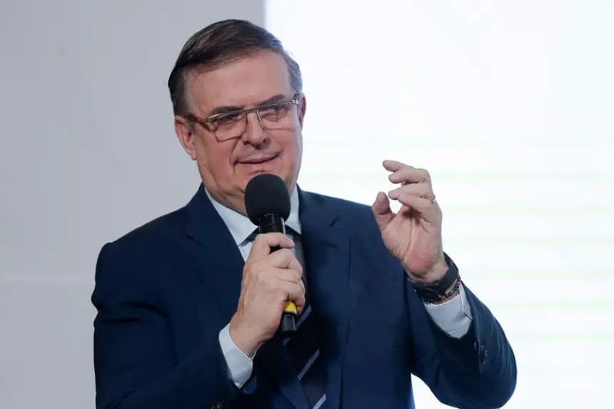 El secretario de Economía, Marcelo Ebrard, participa durante una rueda de prensa de la presidenta de México, Claudia Sheinbaum el 15 de mayo de 2025 en Palacio Nacional de la Ciudad de México (México). EFE/ Isaac Esquivel