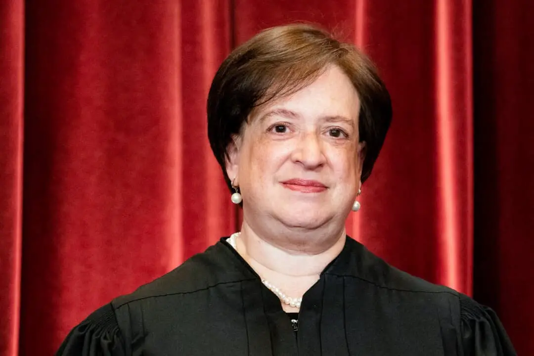 La jueza de la Corte Suprema Elena Kagan posa durante una fotografía de grupo de los jueces en la Corte Suprema en Washington, el 23 de abril de 2021. (Erin Schaff/AFP vía Getty Images).
