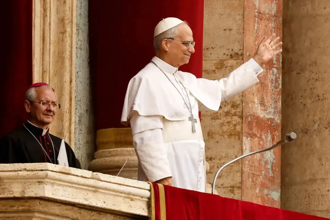 El papa León XIV reza el Regina Caeli desde la logia central principal de la basílica de San Pedro, en la Ciudad del Vaticano, el 11 de mayo de 2025. (Mario Tama/Getty Images)
