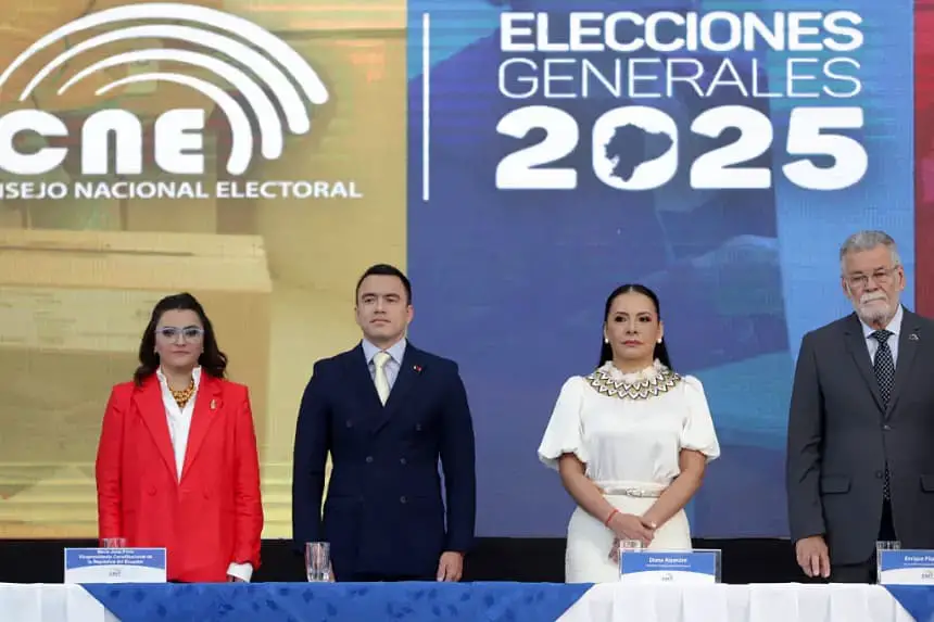 El presidente reelegido de Ecuador, Daniel Noboa (2.º por la izq.) y su vicepresidenta, María José Pinto (i), asisten a la ceremonia de entrega de credenciales junto a la presidenta del Consejo Nacional Electoral (CNE), Diana Atamaint (2.º por la d), y el primer vicepresidente del CNE, Enrique Pita, en el Palacio de Cristal del Centro Cultural Itchimbía, en el centro de Quito, el 15 de mayo de 2025. (Armando Prado/AFP vía Getty Images)