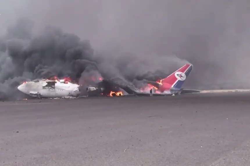 Una imagen de la agencia de noticias yemení, controlada por los hutíes, muestra un avión Airbus de Yemenia Airways en llamas, tras los ataques aéreos israelíes contra el aeropuerto de Saná el 6 de mayo de 2025. EFE/EPA/Agencia de Noticias Hutí Yemení 