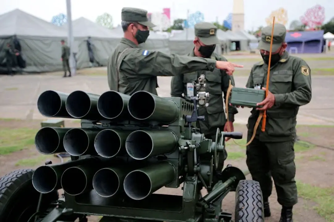 Miembros del Ejército de Nicaragua se encuentran junto a un lanzador de 107 mm de fabricación rusa durante una exhibición de técnica, medios y equipamiento militar para conmemorar el 43.º aniversario del Ejército de Nicaragua en Managua, el 3 de agosto de 2022. (Oswaldo Rivas/AFP a través de Getty Images)