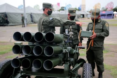 Miembros del Ejército de Nicaragua se encuentran junto a un lanzador de 107 mm de fabricación rusa durante una exhibición de técnica, medios y equipamiento militar para conmemorar el 43.º aniversario del Ejército de Nicaragua en Managua, el 3 de agosto de 2022. (Oswaldo Rivas/AFP a través de Getty Images)