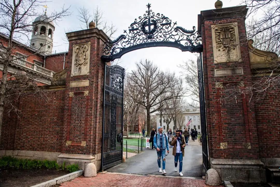 Una puerta ornamentada enmarca la salida del Harvard Yard, en el campus de la Universidad de Harvard, en Cambridge, Massachusetts, el 15 de abril de 2025. (Joseph Prezioso/AFP a través de Getty Images)