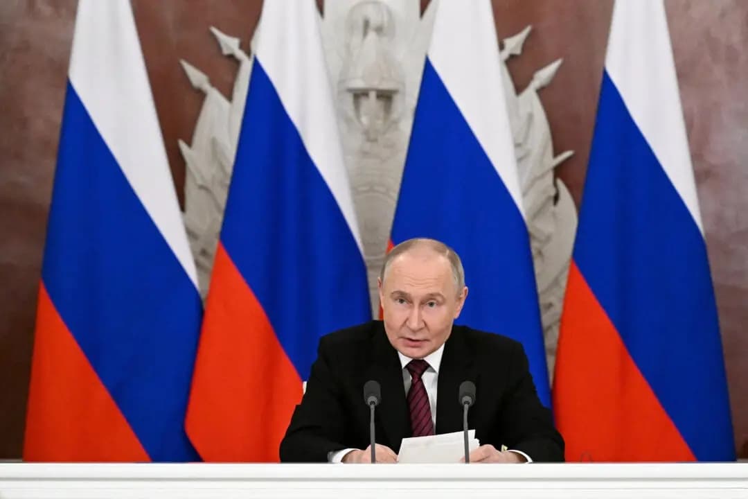 El presidente ruso, Vladímir Putin, hace una declaración a los medios de comunicación en el Kremlin, en Moscú, el 11 de mayo de 2025. (Sergey Bobylev/Agencia anfitriona RIA Novosti/Handout vía Reuters)
