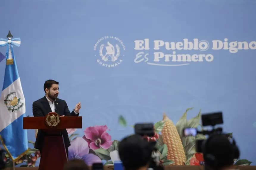 Fotografía cedida por la Presidencia de Guatemala del secretario de Comunicación Social de la Presidencia, Santiago Palomo, hablando durante una rueda de prensa el 15 de mayo de 2025, en Ciudad de Guatemala (Guatemala). EFE/ Presidencia de Guatemala