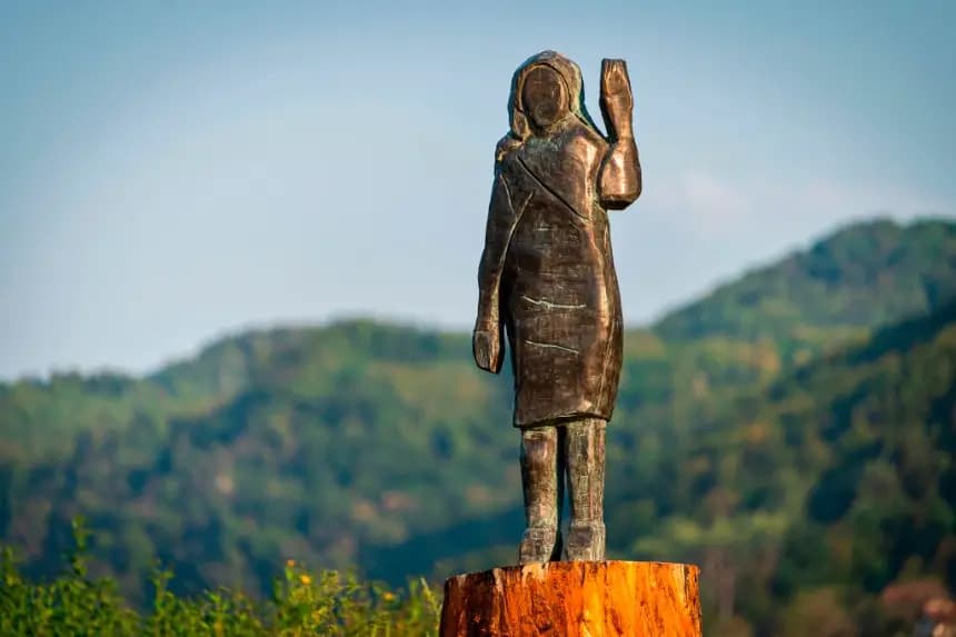Una réplica de bronce de la primera dama estadounidense, Melania Trump, realizada por el artista estadounidense Brad Downey, se ve después de su inauguración en un campo cerca de Sevnica, la ciudad natal de la primera dama, el 15 de septiembre de 2020. (Jure Makovec/AFP vía Getty Images)