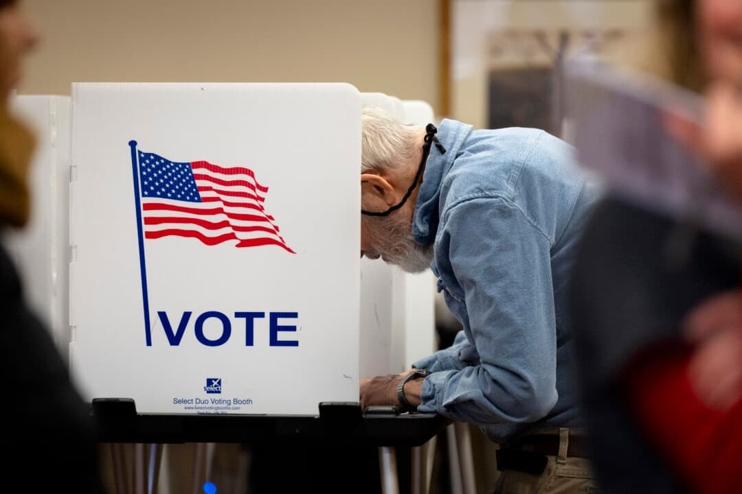Los residentes votan en un colegio electoral dentro del complejo residencial Heritage Oaks, en Madison, Wisconsin, el 1 de abril de 2025. (Scott Olson/Getty Images)
