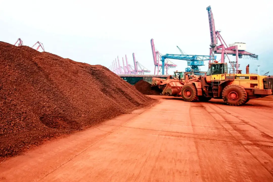 Una pala mecánica traslada tierra que contiene minerales raros en un puerto de Lianyungang, provincia de Jiangsu, China, el 5 de septiembre de 2010. (AFP vía Getty Images).