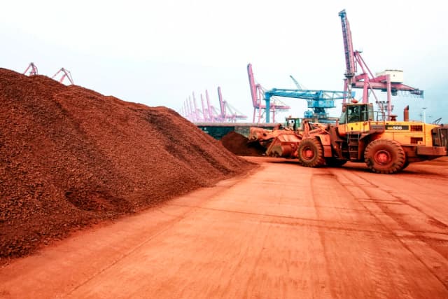 Una pala mecánica traslada tierra que contiene minerales raros en un puerto de Lianyungang, provincia de Jiangsu, China, el 5 de septiembre de 2010. (AFP vía Getty Images).