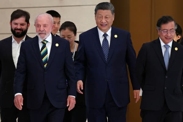 El líder chino, Xi Jinping (c), el presidente brasileño, Luiz Inácio Lula da Silva (segundo por la izq.), el presidente chileno, Gabriel Boric (izq.), y el presidente colombiano, Gustavo Petro (dcha.), llegan para una sesión de fotos grupales antes de la ceremonia de apertura de la Cuarta Reunión Ministerial del Foro de China y la Comunidad de Estados Latinoamericanos y Caribeños (CELAC) en Beijing el 13 de mayo de 2025. (FLORENCE LO/POOL/AFP vía Getty Images)