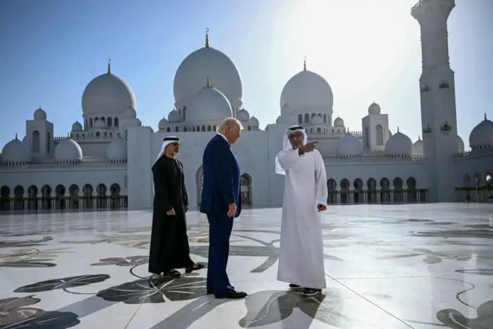 Yousif al-Obaidli, (der.), director general de la Gran Mezquita Sheikh Zayed, acompaña al presidente Donald Trump en un recorrido por la mezquita, en Abu Dabi, el 15 de mayo de 2025. (Brendan Smialowski/AFP vía Getty Images)