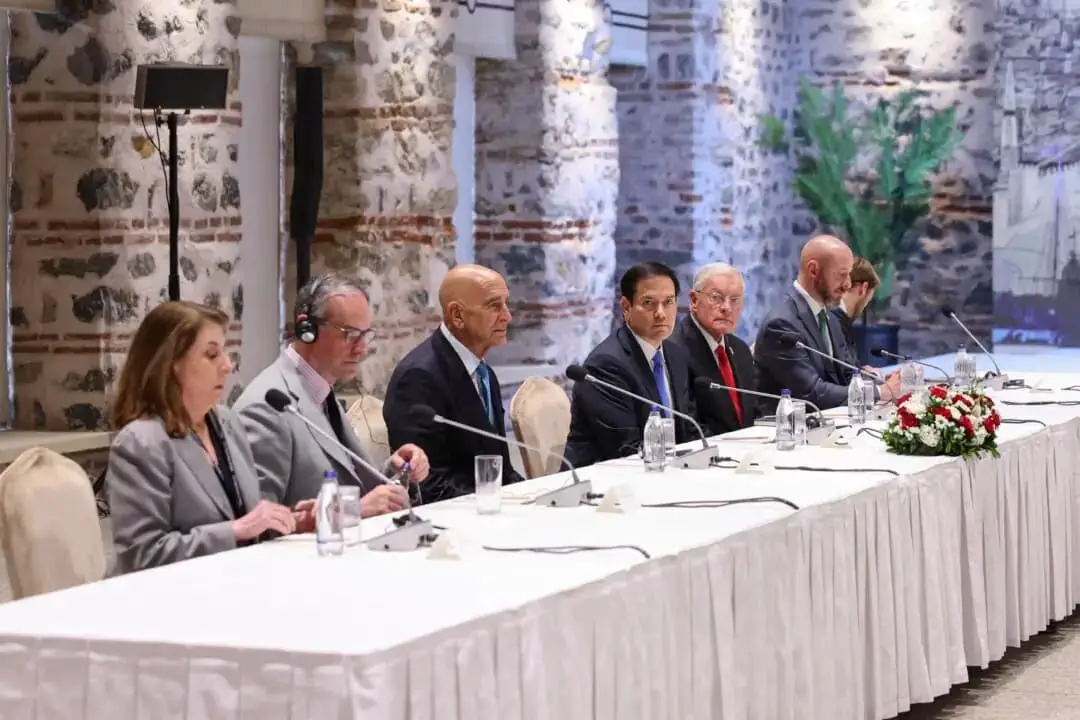 En esta imagen facilitada por el Ministerio de Asuntos Exteriores turco, se ve al secretario de Estado estadounidense, Marco Rubio (C), durante la reunión de delegados ucranianos, estadounidenses y rusos para las conversaciones de paz entre Ucrania y Rusia en Estambul, Turquía, el 16 de mayo de 2025. (Foto facilitada por Arda Kucukkaya/Ministerio de Asuntos Exteriores turco a través de Getty Images)
