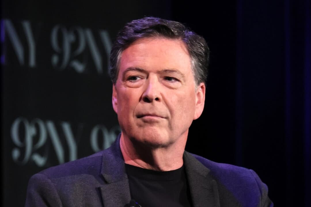 James Comey habla en el escenario durante la conversación entre el exdirector del FBI James Comey y Nicolle Wallace, de MSNBC, en el 92NY de Nueva York, el 30 de mayo de 2023. (Dia Dipasupil/Getty Images)