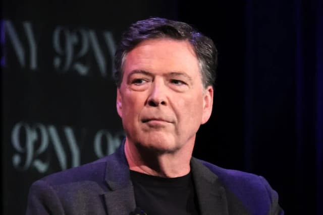 James Comey habla en el escenario durante la conversación entre el exdirector del FBI James Comey y Nicolle Wallace, de MSNBC, en el 92NY de Nueva York, el 30 de mayo de 2023. (Dia Dipasupil/Getty Images)