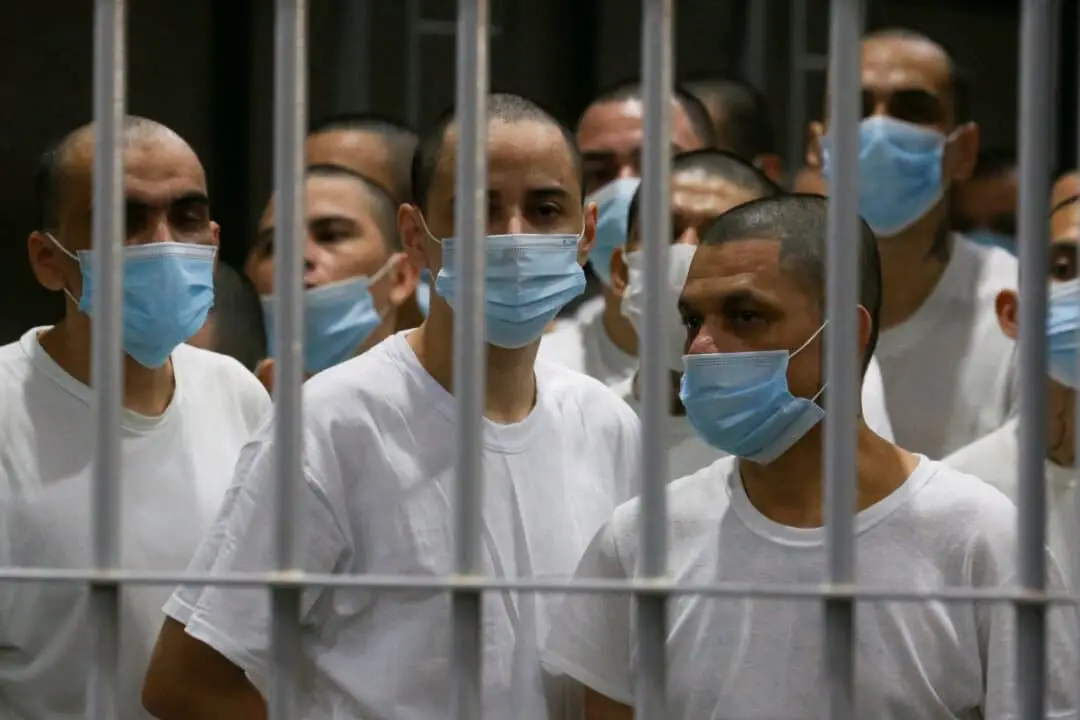 Reclusos en el interior de una cárcel durante una visita de los medios de comunicación al Centro de Confinamiento por Terrorismo (CECOT), en Tecoluca, El Salvador, el 4 de abril de 2025. (José Cabezas/Reuters)
