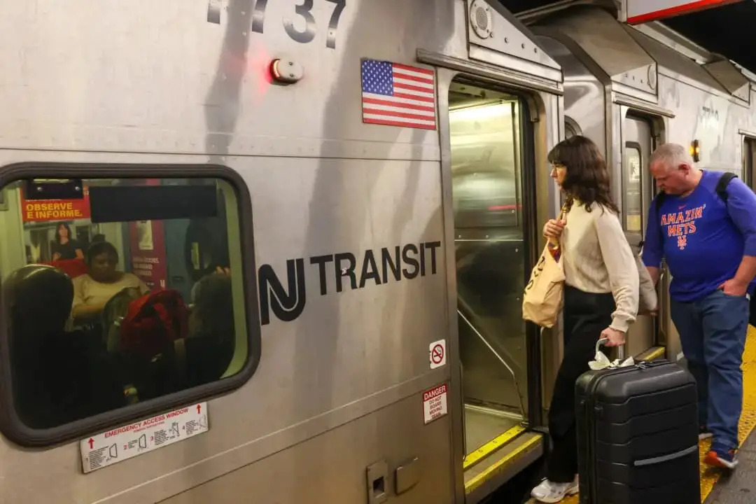 La gente sube a un tren de New Jersey Transit en Manhattan, Nueva York, el 15 de mayo de 2025. Spencer Platt/Getty Images)
