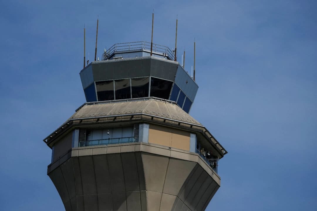 La torre de control tras un fallo en el control del tráfico aéreo que paralizó los vuelos en el Aeropuerto Internacional Newark Liberty, en Newark (Nueva Jersey), el 12 de mayo de 2025. (Eduardo Muñoz/Foto de archivo/Reuters)
