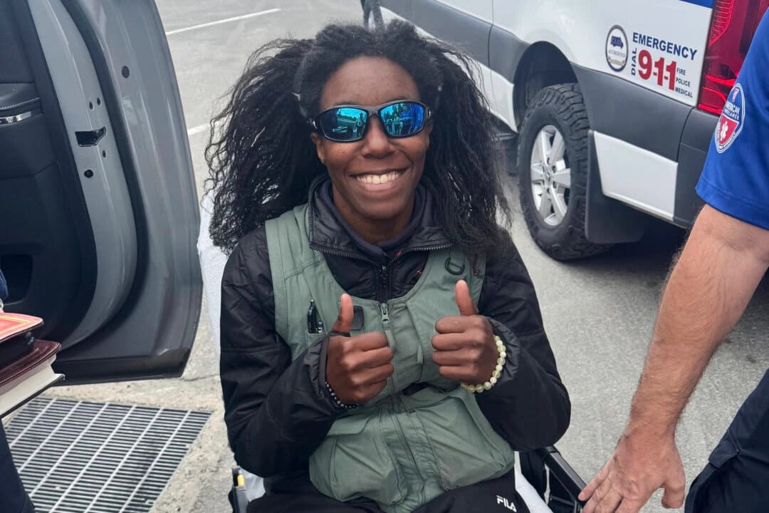 Tiffany Slaton cuando fue rescatada en el condado de Fresno, California, el 14 de mayo de 2025, tras haber sido dada por desaparecida en High Sierra durante tres semanas. (Oficina del Sheriff del condado de Fresno a través de AP).