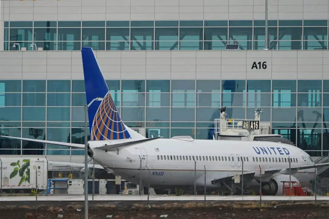 Un avión de United Airlines se prepara para despegar de la puerta de embarque del Aeropuerto Internacional de Denver el 7 de mayo de 2025. (David Zalubowski/AP Photo)
