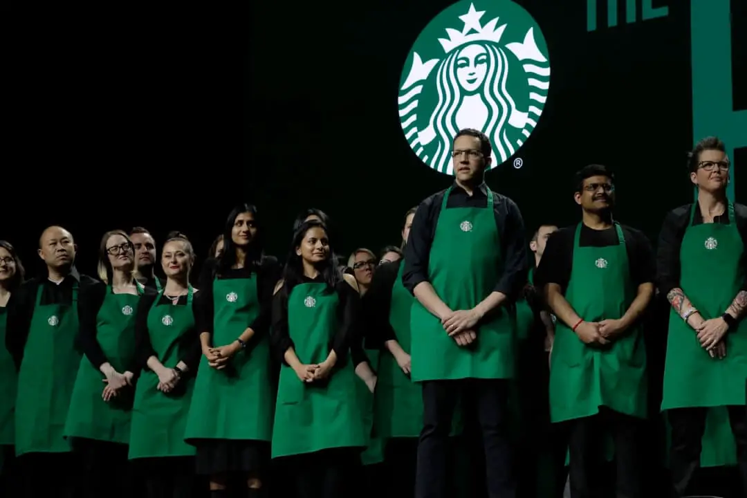 


Baristas de Starbucks en el escenario durante la junta anual de accionistas celebrada en Seattle el 20 de marzo de 2019. (Ted S. Warren/AP Photo).