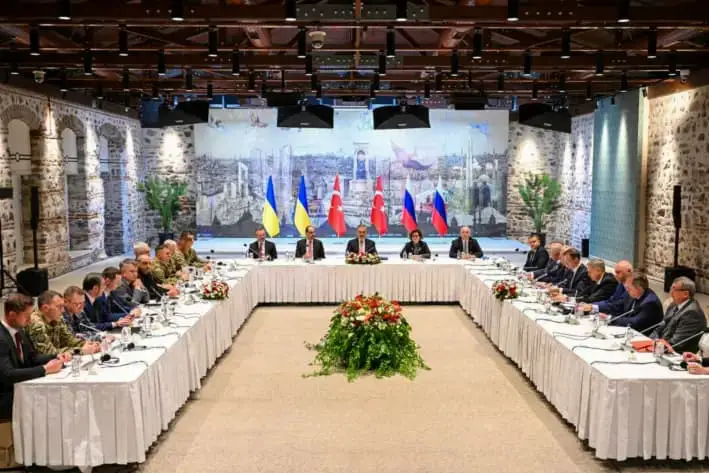 Delegaciones rusa y ucraniana asisten a conversaciones en el palacio Dolmabache, en Estambul, Turquía, el 16 de mayo de 2025. Ramil Sitdikov, (Sputnik Pool Photo vía AP)