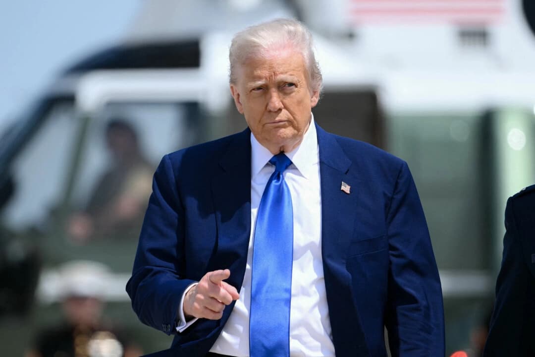 El presidente Donald Trump gesticula mientras camina hacia el Air Force One en la Base Conjunta Andrews, en Maryland, el 12 de mayo de 2025. (Brendan Smialowski/AFP a través de Getty Images.)