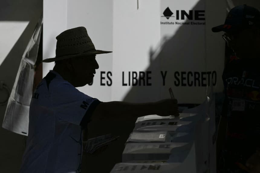 Un hombre emite su voto en una casilla electoral durante las elecciones generales en la Ciudad de México el 2 de junio de 2024.  (YURI CORTEZ/AFP via Getty Images)