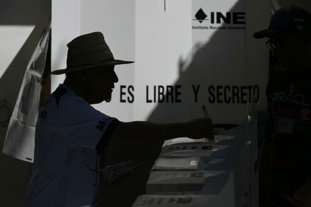 Un hombre emite su voto en una casilla electoral durante las elecciones generales en la Ciudad de México el 2 de junio de 2024.  (YURI CORTEZ/AFP via Getty Images)