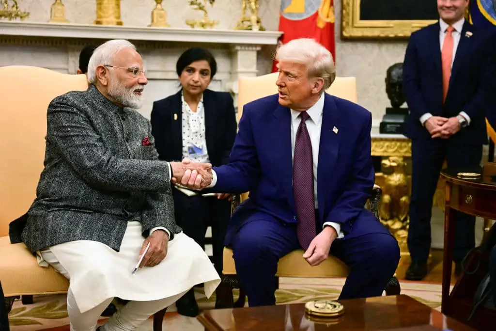 El presidente de EE. UU., Donald Trump, estrecha la mano del primer ministro de la India, Narendra Modi, durante una reunión en el Despacho Oval de la Casa Blanca en Washington el 13 de febrero de 2025. (Jim Watson/AFP a través de Getty Images)