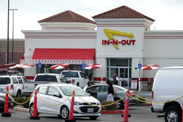 In-N-Out elimina ingredientes artificiales de sus bebidas más populares