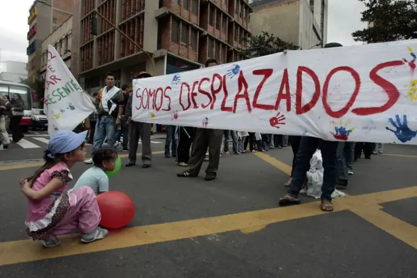 Fotografía de archivo de una protesta de desplazados en Bogotá (Colombia). EFE/Mauricio Dueñas