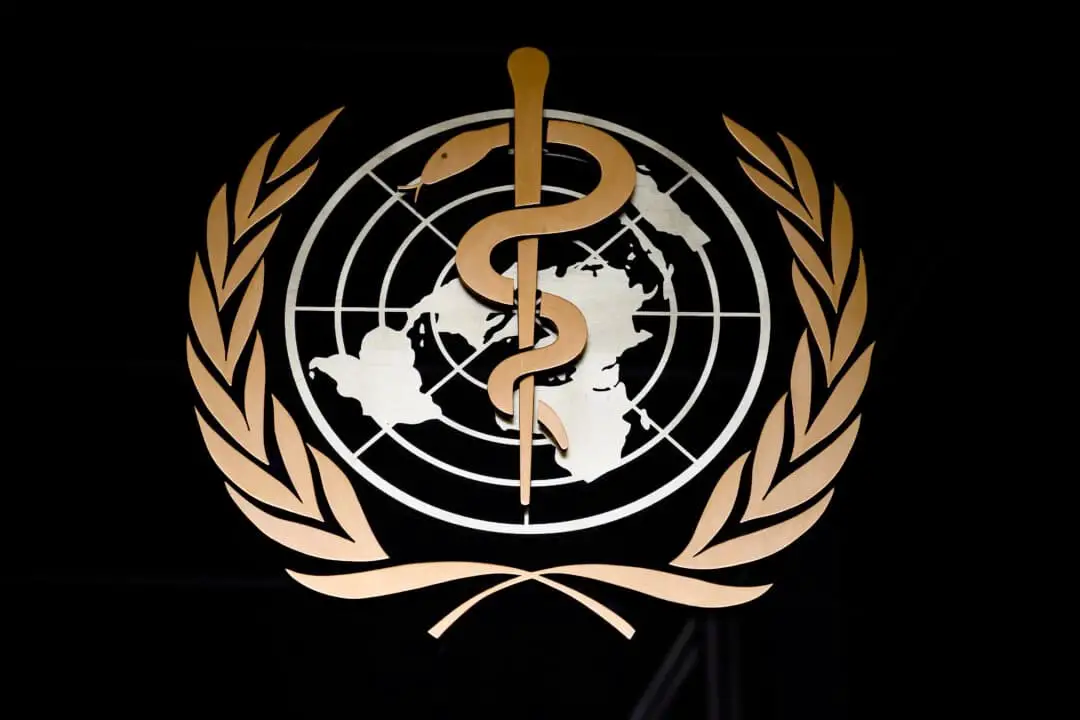 El logotipo de la Organización Mundial de la Salud (OMS) se ve en la entrada de su sede en Ginebra, Suiza, el 9 de marzo de 2020. (Fabrice Coffrini/AFP a través de Getty Images)