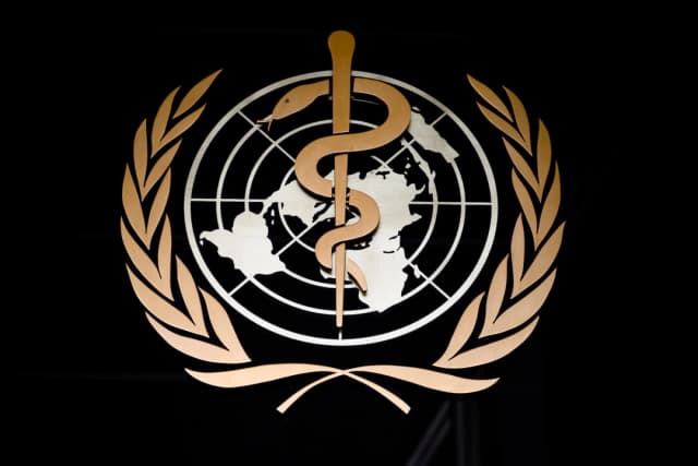 El logotipo de la Organización Mundial de la Salud (OMS) se ve en la entrada de su sede en Ginebra, Suiza, el 9 de marzo de 2020. (Fabrice Coffrini/AFP a través de Getty Images)