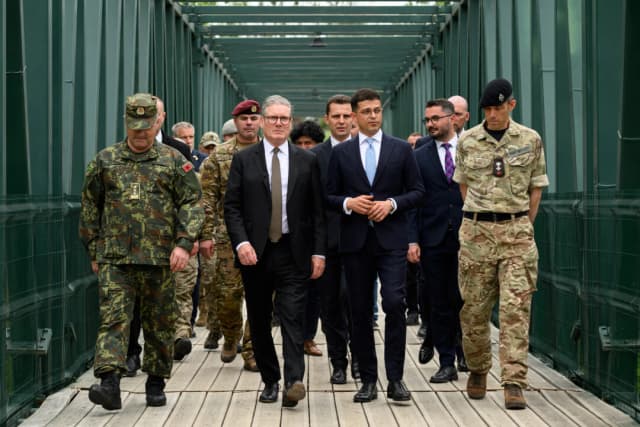 El primer ministro británico, Keir Starmer (segundo por la izquierda), tras hablar con las tropas británicas y albanesas sobre su participación en el entrenamiento de las tropas ucranianas en el marco de la Operación Interflex, durante una visita a Tirana antes de la Cumbre de la Comunidad Política Europea, el 15 de mayo de 2025. (Leon Neal/AFP a través de Getty Images)