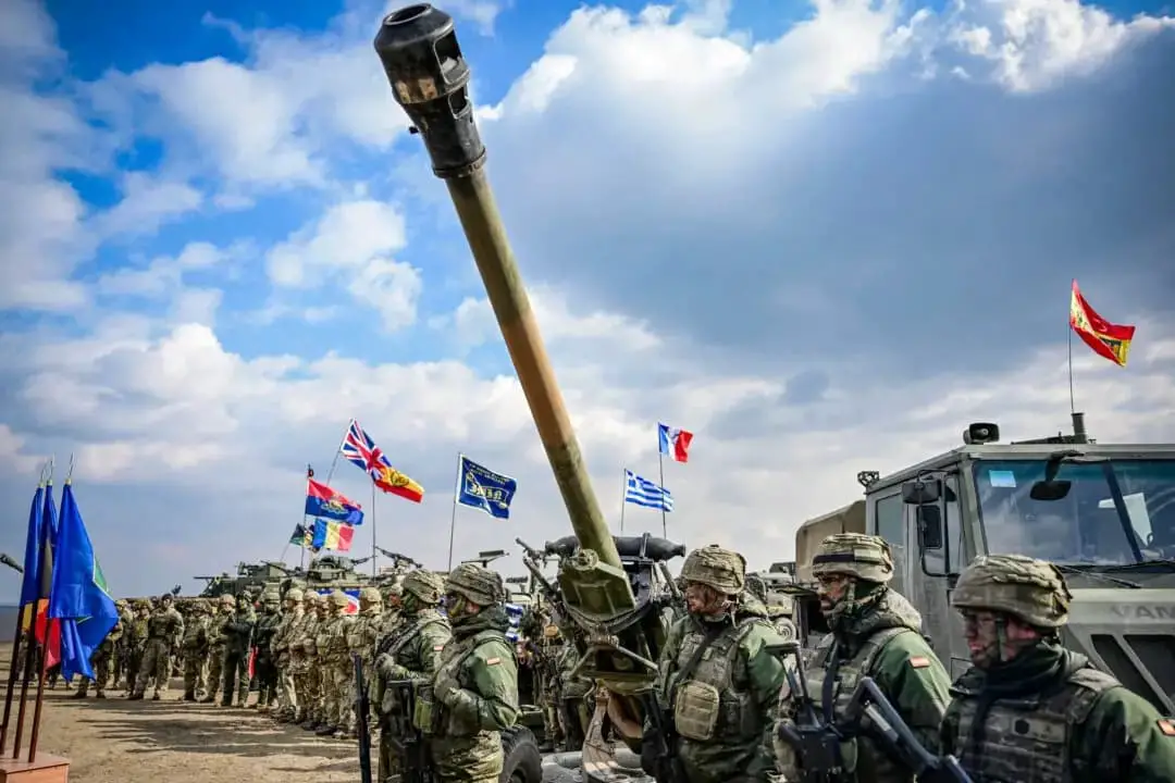 Fuerzas militares de la OTAN durante una exhibición estática tras el "Ejercicio Steadfast Dart 2025" en el área de entrenamiento de Smardan, en Smardan, Rumanía, el 19 de febrero de 2025. (Daniel Mihailescu/AFP a través de Getty Images)
