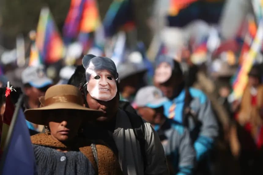 Simpatizantes del expresidente Evo Morales (2006-2019) marchan en apoyo a la candidatura del exmandatario el 16 de mayo de 2025, en El Alto (Bolivia). EFE/ Luis Gandarillas