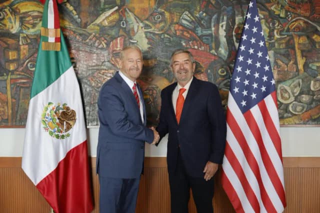 Fotografía cedida el 16 de mayo de 2025 por la Secretaría de Relaciones Exteriores (SRE), donde se observa al titular de la Secretaría de Relaciones Exteriores de México, Juan Ramón de la Fuente (d), mientras se saluda con el nuevo embajador de Estados Unidos en México, Ronald Johnson (i), durante una reunión en la Ciudad de México (México). EFE/Secretaría de Relaciones Exteriores