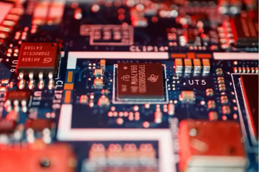 Chips semiconductores en una placa de circuito de una computadora, en esta imagen ilustrativa tomada el 25 de febrero de 2022. (REUTERS/Florence Lo/Ilustración/Foto de archivo)