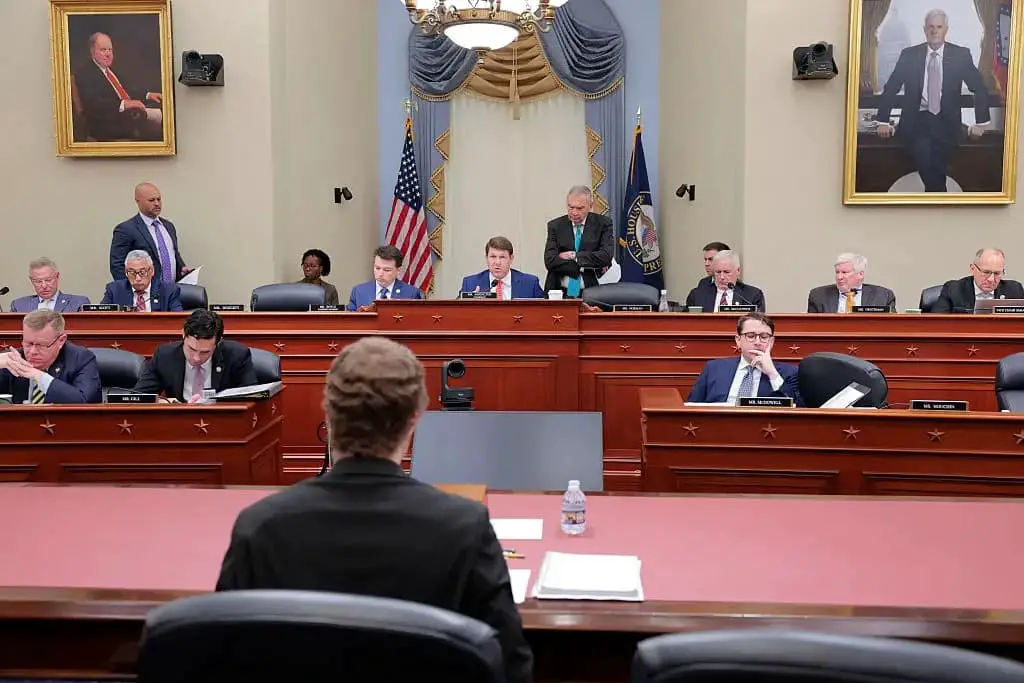 Los miembros escuchan durante una reunión de revisión con el Comité Presupuestario de la Cámara de Representantes en el Capitolio, en Washington, el 16 de mayo de 2025. (Anna Moneymaker/Getty Images
