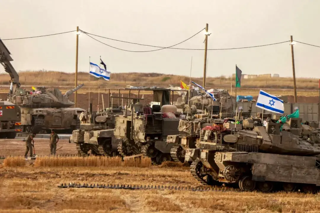 En medio de la guerra en curso entre Israel y la organización terrorista Hamás, tropas israelíes se despliegan en la frontera de Israel con la Franja de Gaza el 13 de mayo de 2025. (Menahem Kahana/AFP a través de Getty Images)
