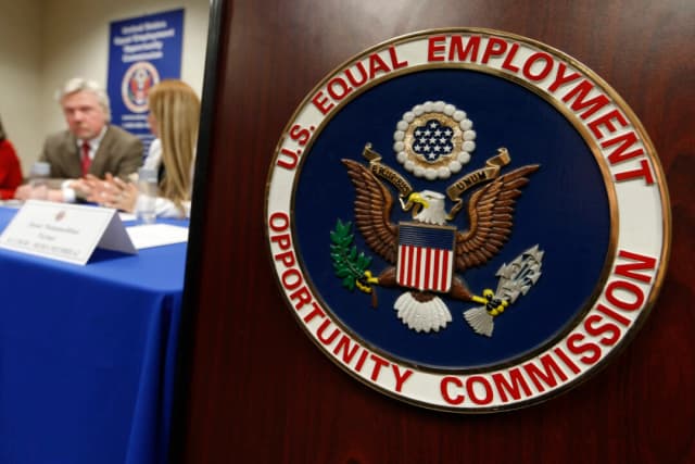 El emblema de la Comisión para la Igualdad de Oportunidades en el Empleo de Estados Unidos (EEOC) se muestra en un podio en Vail, Colorado, el 16 de febrero de 2016. (David Zalubowski, Archivo /Foto AP)
