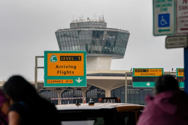 La FAA busca limitar los vuelos en el aeropuerto de Newark tras negociaciones con aerolíneas