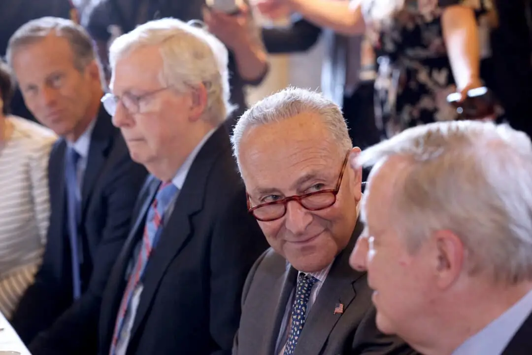 El líder de la mayoría en el Senado, Chuck Schumer (2.º por la derecha) (D-N.Y.), asiste a una reunión bipartidista con (I-D) el senador John Thune (R-S.D.), el líder de la minoría en el Senado, Mitch McConnell (R-Ky.), y el senador Dick Durbin (D-Ill.) en el Capitolio de los Estados Unidos, en Washington, el 21 de julio de 2021. (Win McNamee/Getty Images)