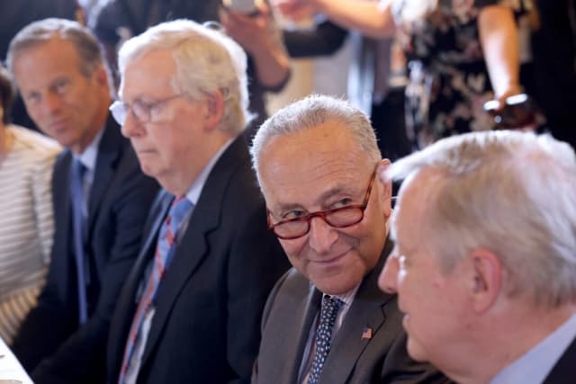 El líder de la mayoría en el Senado, Chuck Schumer (2.º por la derecha) (D-N.Y.), asiste a una reunión bipartidista con (I-D) el senador John Thune (R-S.D.), el líder de la minoría en el Senado, Mitch McConnell (R-Ky.), y el senador Dick Durbin (D-Ill.) en el Capitolio de los Estados Unidos, en Washington, el 21 de julio de 2021. (Win McNamee/Getty Images)