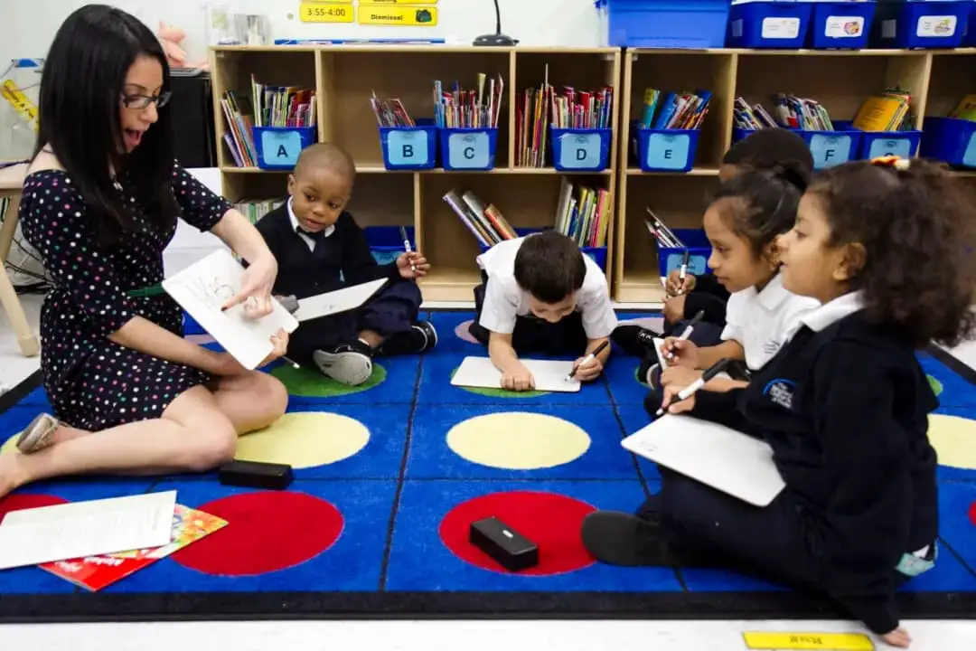 Una maestra de la Harlem Link Charter School enseña a sus alumnos a leer el 24 de octubre de 2012. (Benjamin Chasteen/The Epoch Times)
