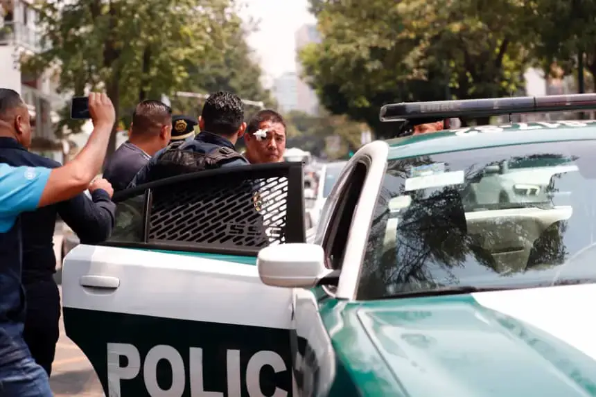 Imagen de archivo de policías de la capital mexicana que custodian a un hombre hasta un vehículo oficial. EFE/ Sáshenka Gutiérrez
