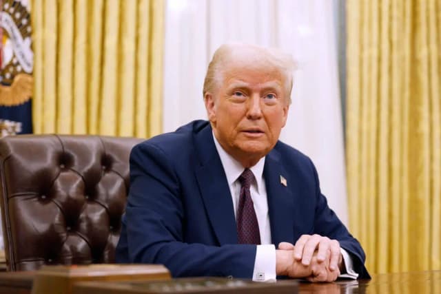 El presidente Donald Trump habla con los periodistas tras firmar una serie de órdenes ejecutivas en el Despacho Oval de la Casa Blanca en Washington el 23 de enero de 2025. (Anna Moneymaker/Getty Images)
