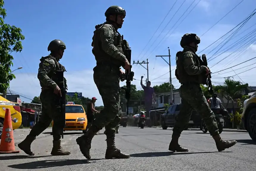Soldados ecuatorianos patrullan la calle, el 14 de abril de 2025. (Raúl Arboleda/AFP vía Getty Images)